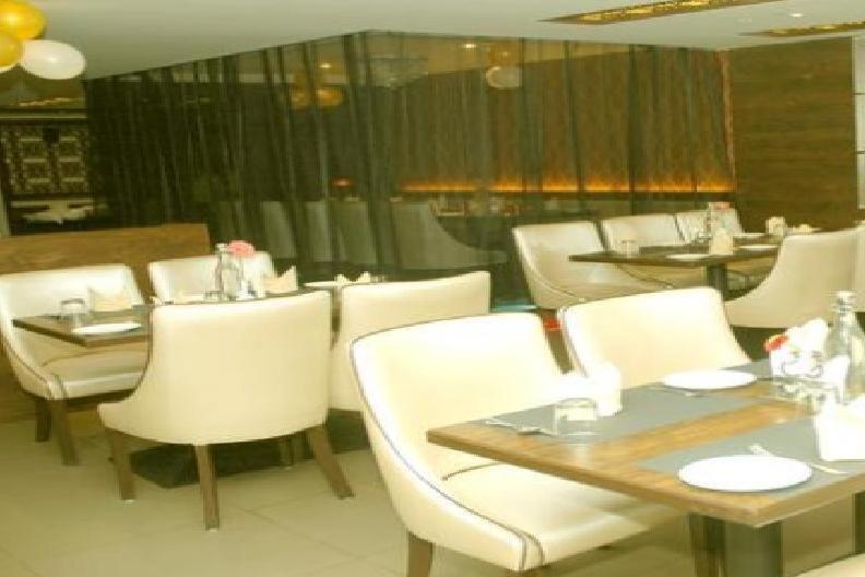Hotel Sandstone Inn Lucknow Zewnętrze zdjęcie