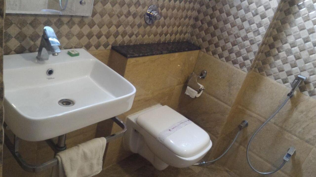 Hotel Sandstone Inn Lucknow Zewnętrze zdjęcie