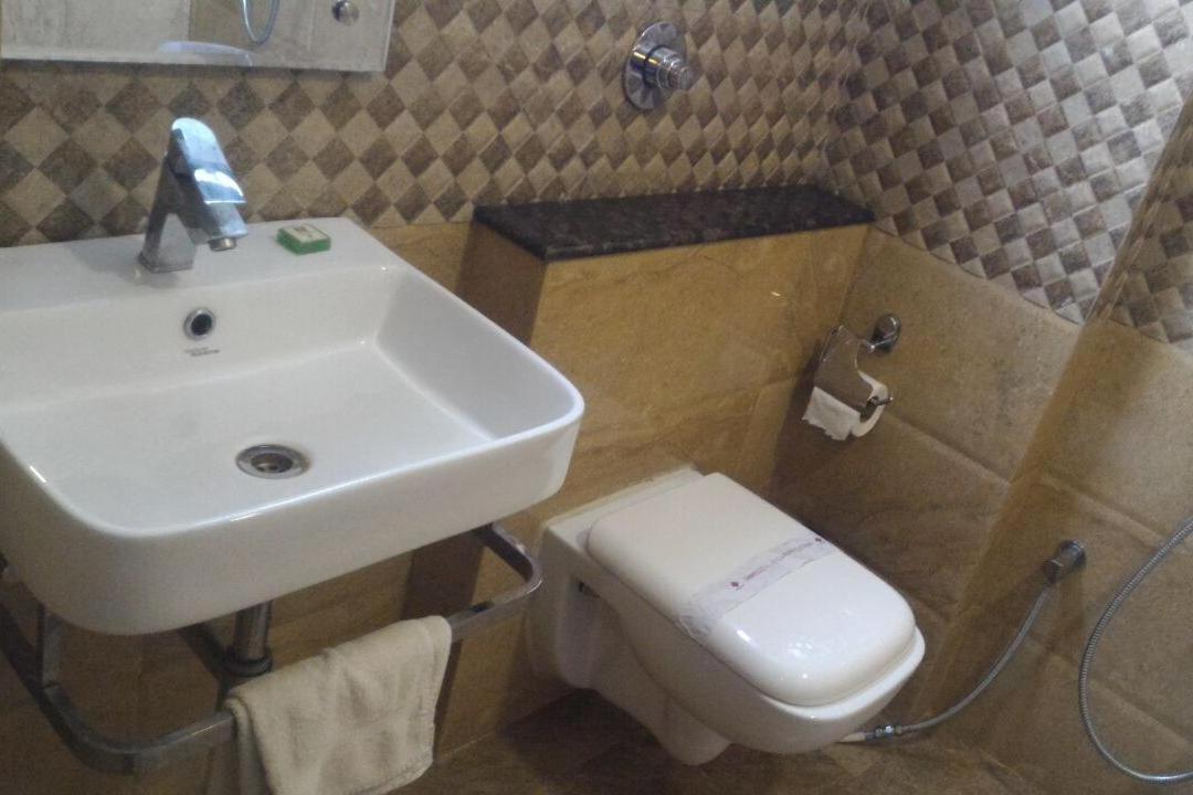 Hotel Sandstone Inn Lucknow Zewnętrze zdjęcie