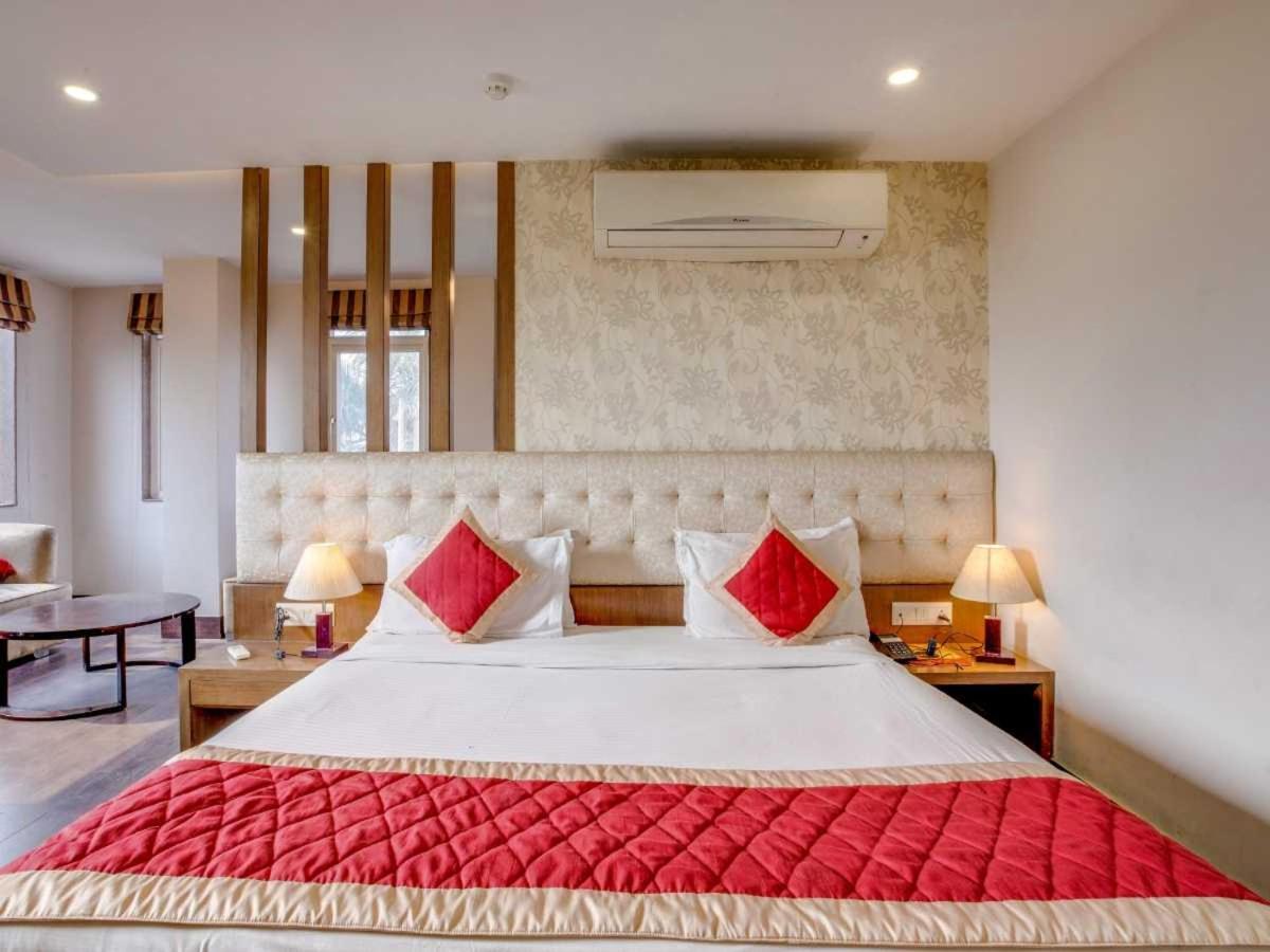 Hotel Sandstone Inn Lucknow Zewnętrze zdjęcie