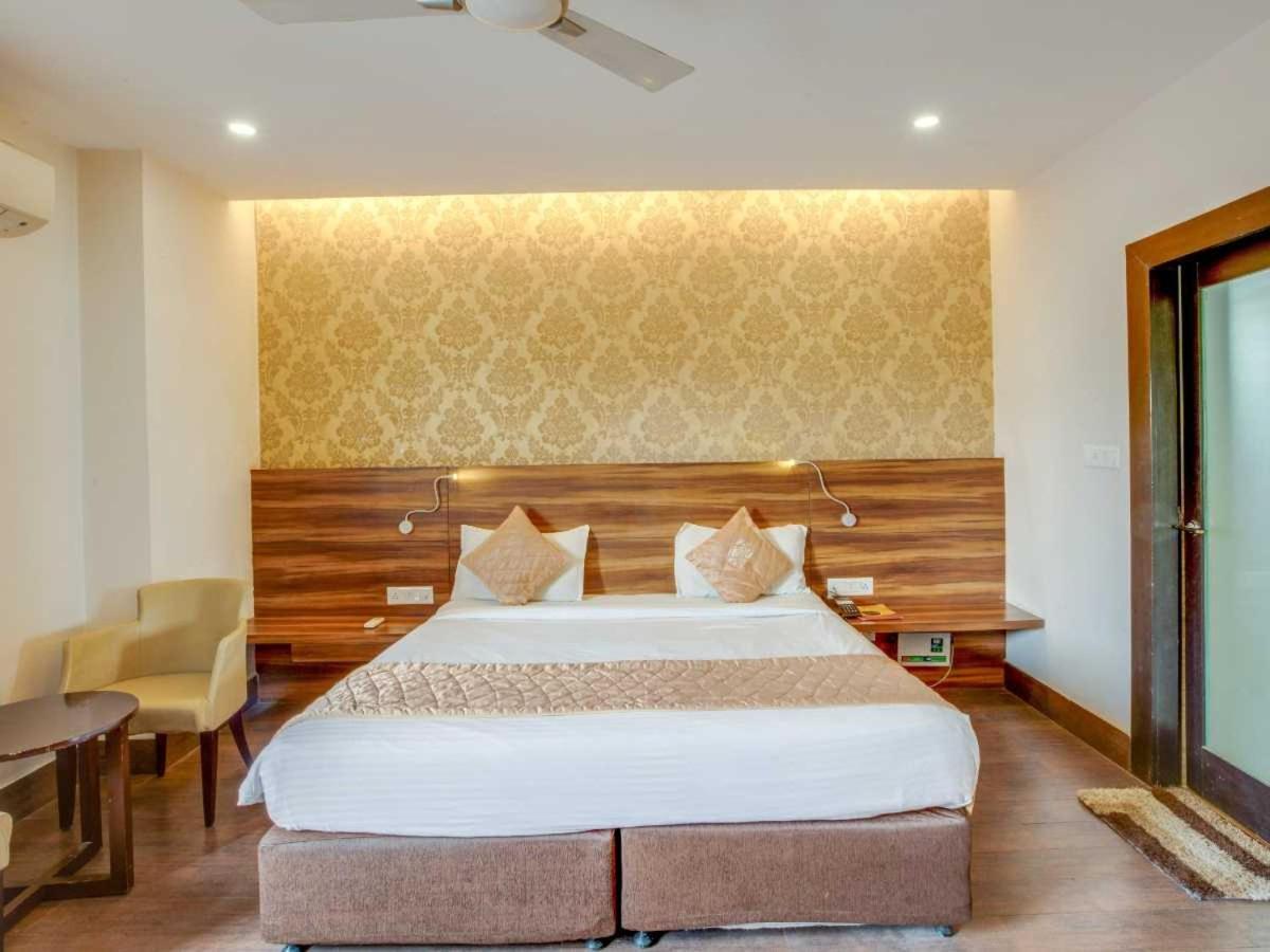 Hotel Sandstone Inn Lucknow Zewnętrze zdjęcie