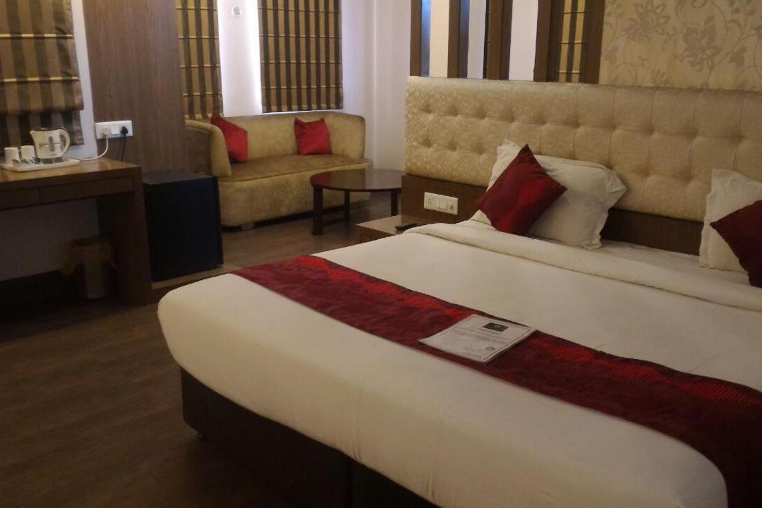 Hotel Sandstone Inn Lucknow Zewnętrze zdjęcie
